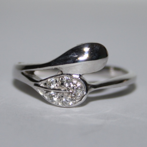 Vintagejelyfish Jewelry - NWT sterling silver double leaf .925 ring size 5